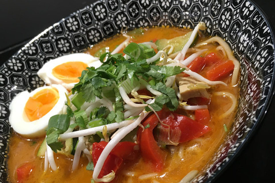 Pikante Thai-Suppe mit Kokos und Hühnchen