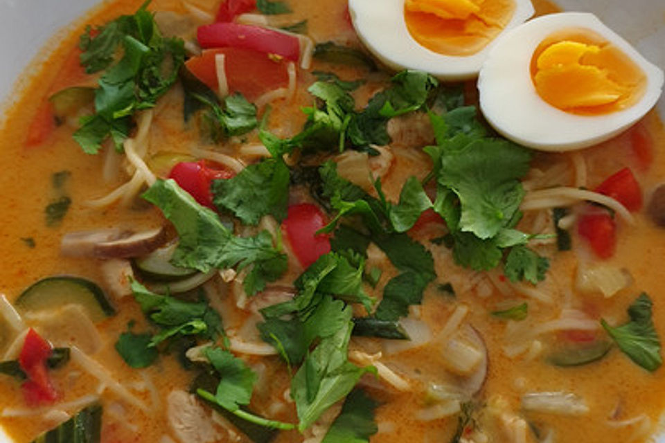 Pikante Thai-Suppe mit Kokos und Hühnchen