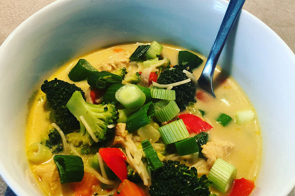 Pikante Thai-Suppe mit Kokos und Hühnchen