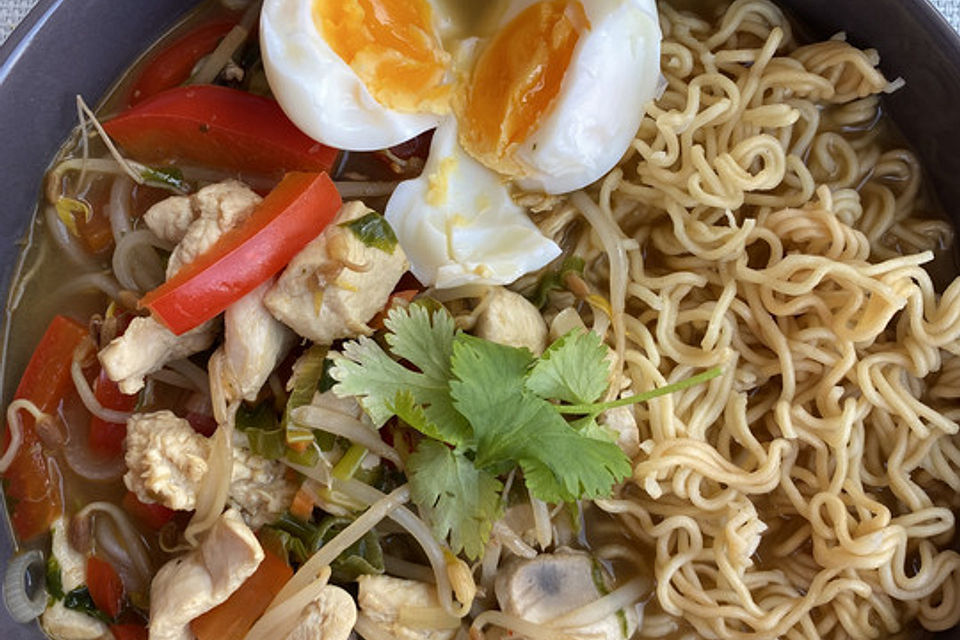 Pikante Thai-Suppe mit Kokos und Hühnchen