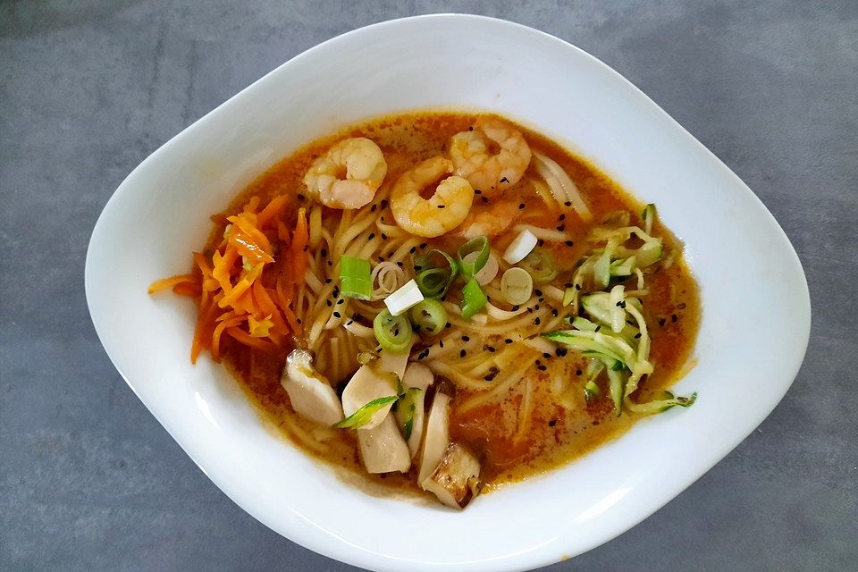 Pikante Thai-Suppe mit Kokos und Hühnchen