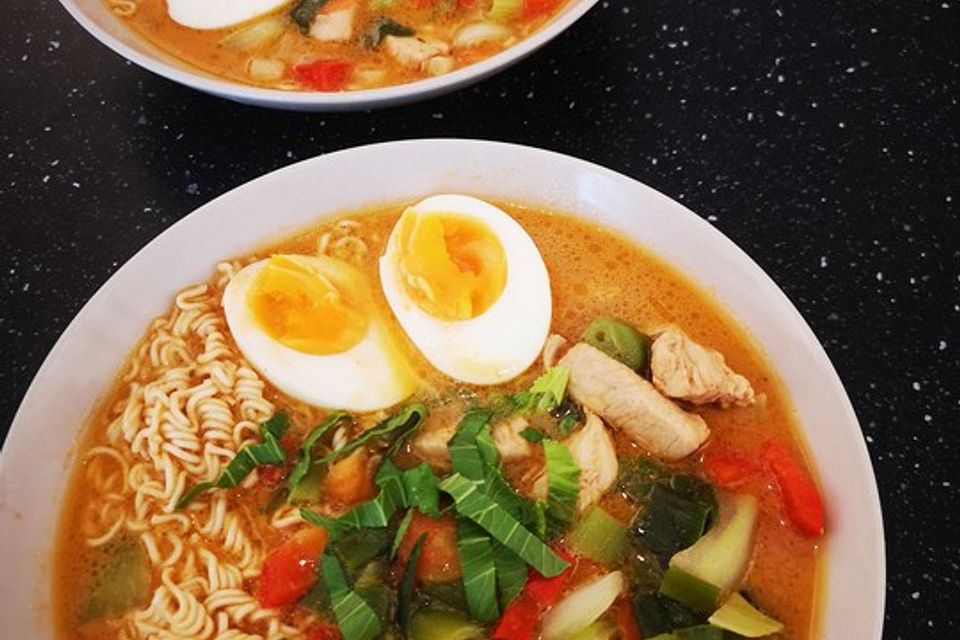 Pikante Thai-Suppe mit Kokos und Hühnchen