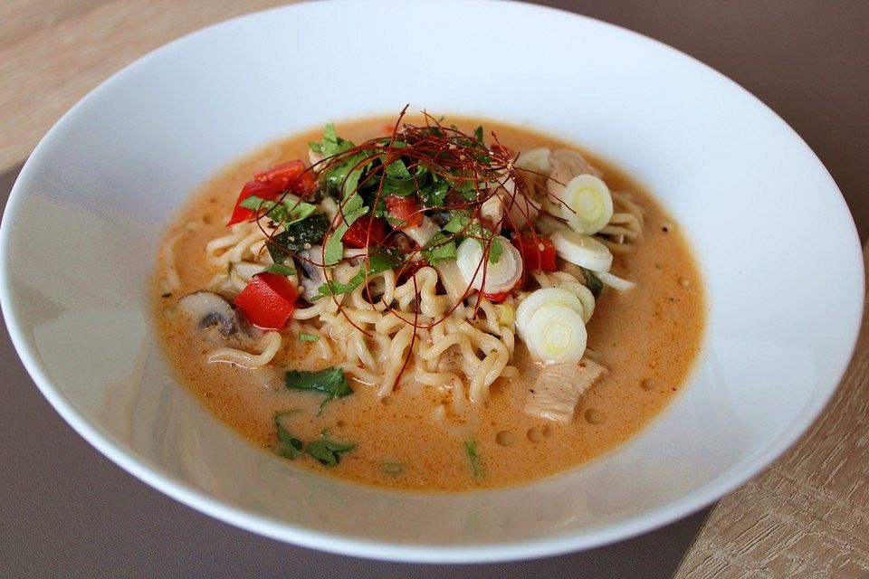 Pikante Thai-Suppe mit Kokos und Hühnchen