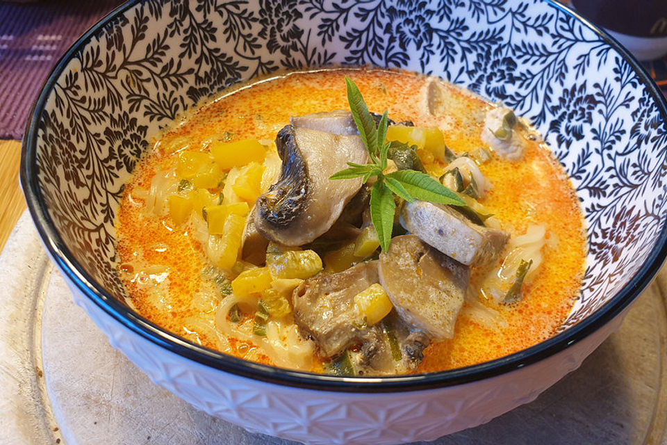 Pikante Thai-Suppe mit Kokos und Hühnchen