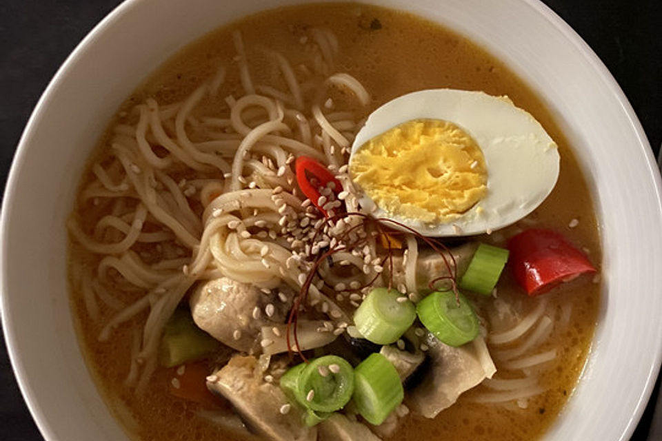 Pikante Thai-Suppe mit Kokos und Hühnchen