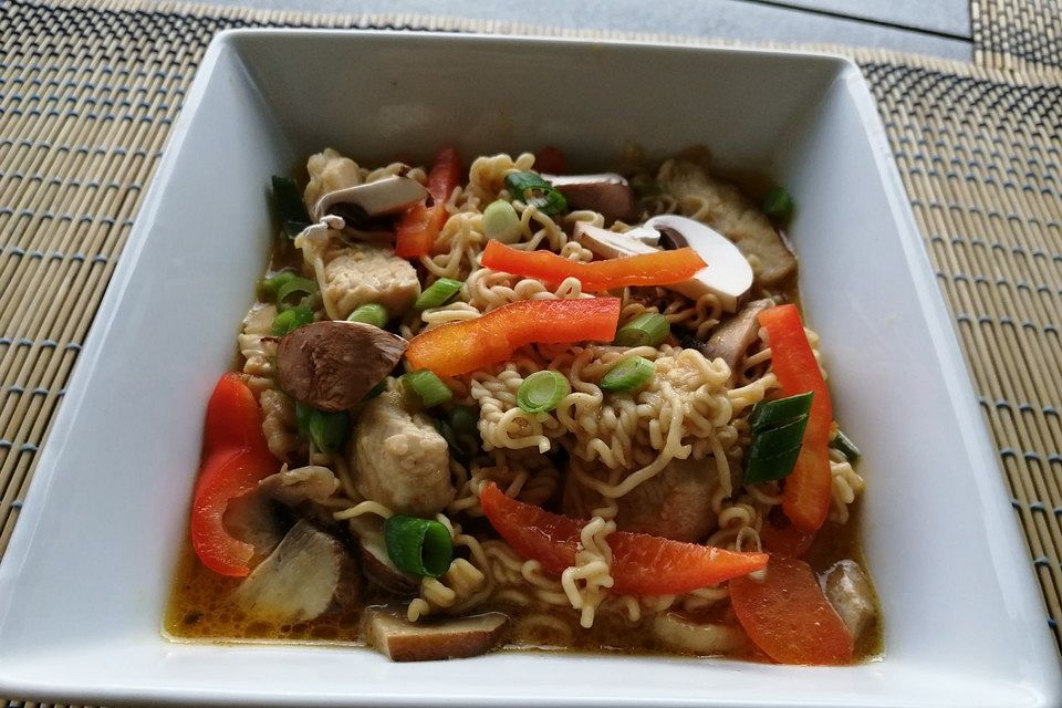 Pikante Thai-Suppe mit Kokos und Hühnchen