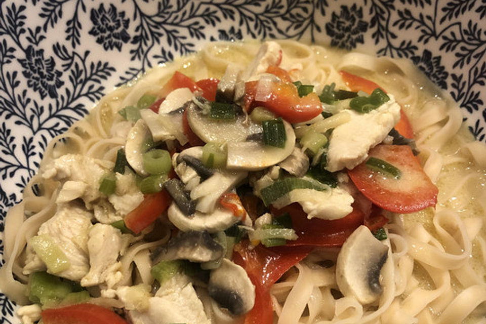 Pikante Thai-Suppe mit Kokos und Hühnchen