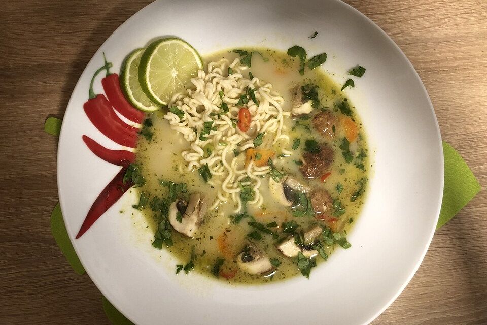 Pikante Thai-Suppe mit Kokos und Hühnchen