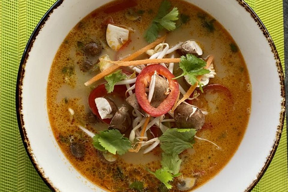 Pikante Thai-Suppe mit Kokos und Hühnchen