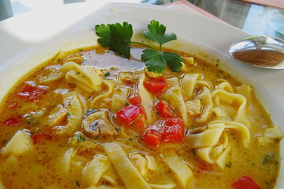 Pikante Thai-Suppe mit Kokos und Hühnchen