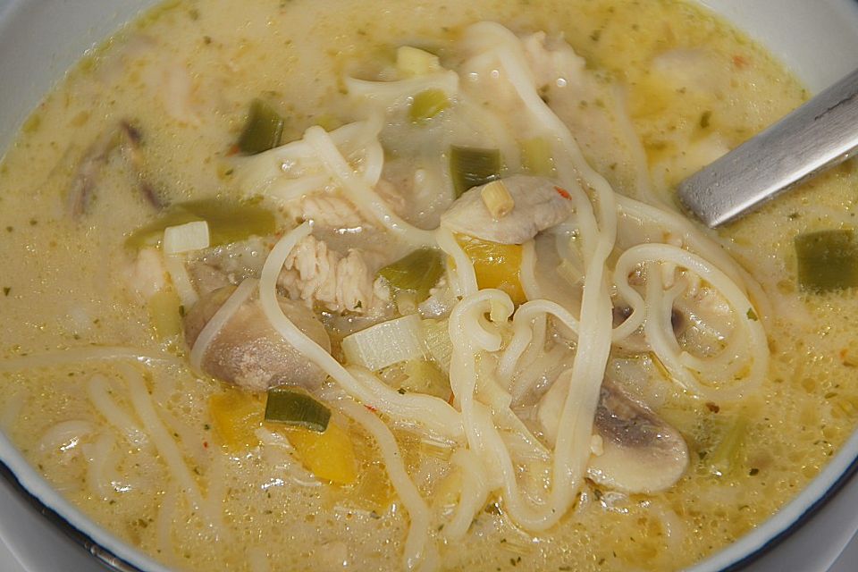 Pikante Thai-Suppe mit Kokos und Hühnchen