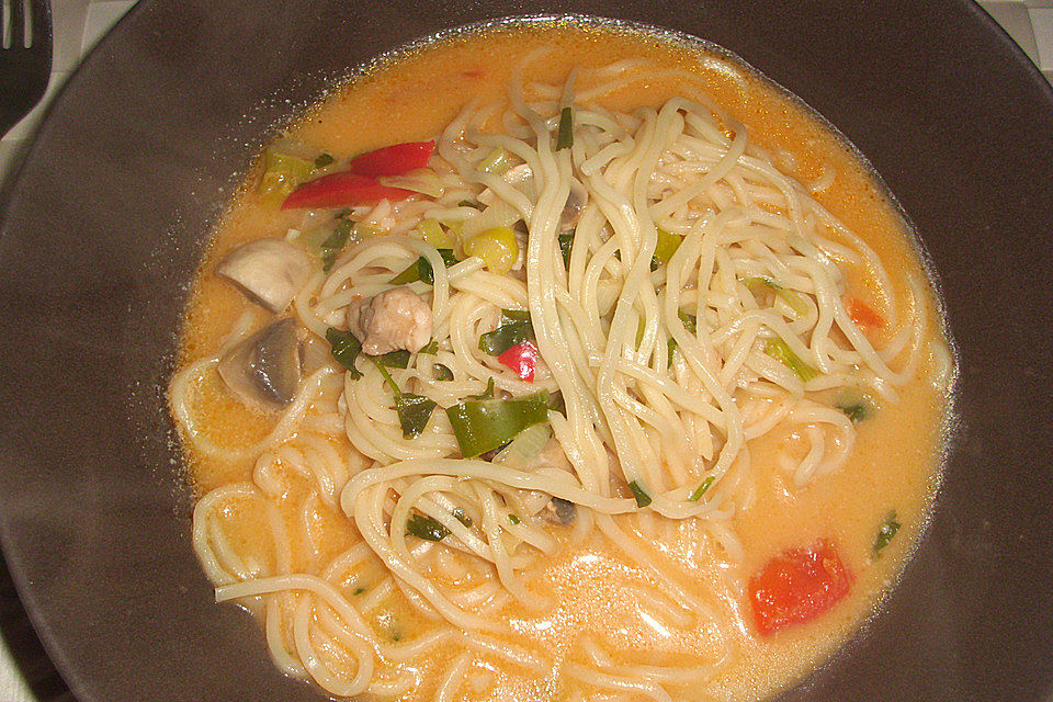 Pikante Thai-Suppe mit Kokos und Hühnchen