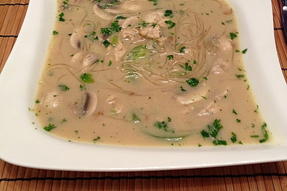 Pikante Thai-Suppe mit Kokos und Hühnchen