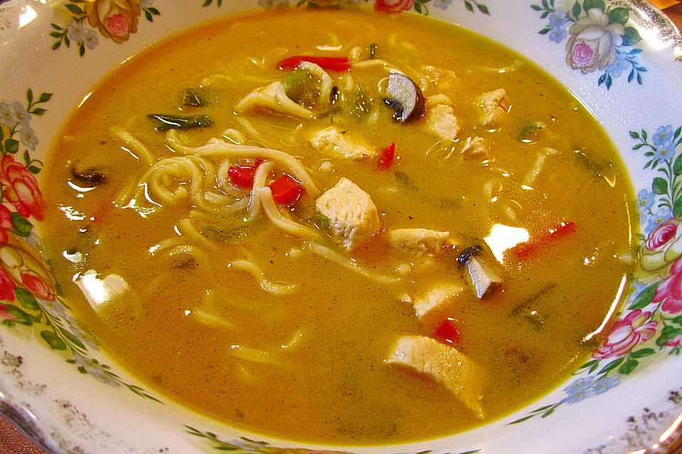 Pikante Thai-Suppe mit Kokos und Hühnchen