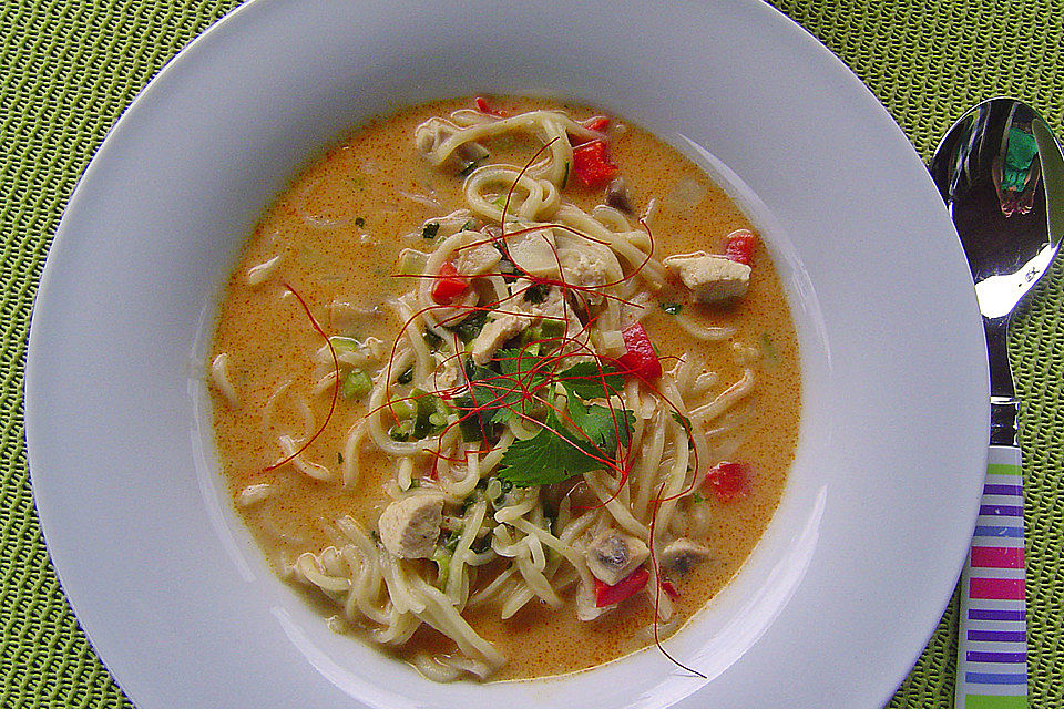 Pikante Thai-Suppe mit Kokos und Hühnchen