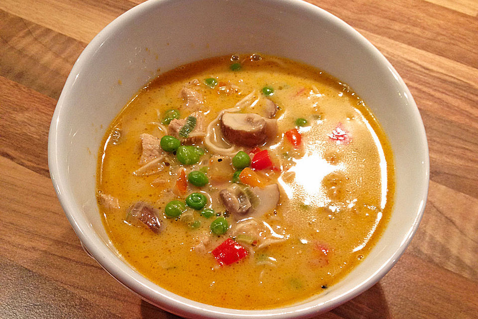 Pikante Thai-Suppe mit Kokos und Hühnchen