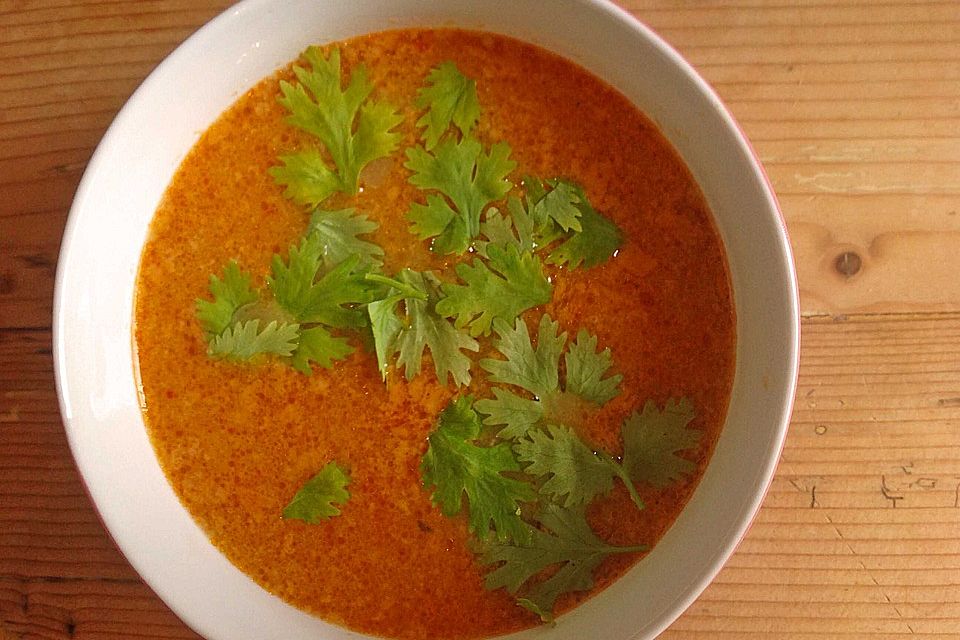 Pikante Thai-Suppe mit Kokos und Hühnchen