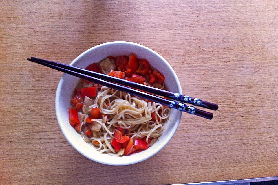 Pikante Thai-Suppe mit Kokos und Hühnchen