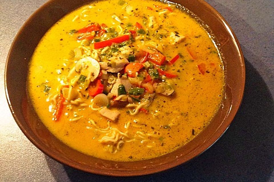 Pikante Thai-Suppe mit Kokos und Hühnchen