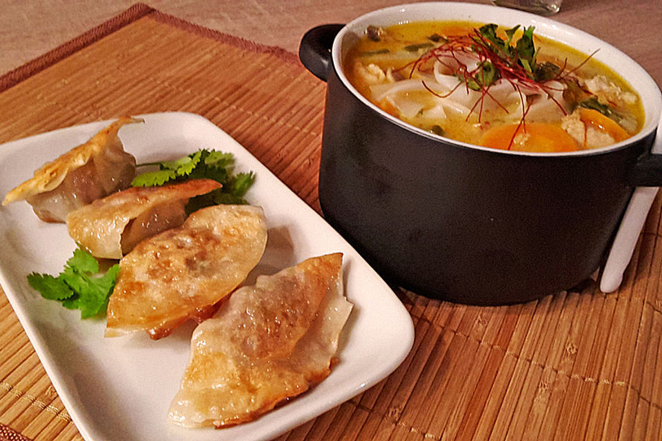 Pikante Thai-Suppe mit Kokos und Hühnchen