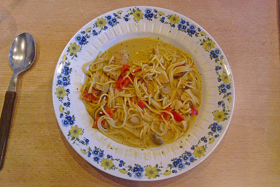 Pikante Thai-Suppe mit Kokos und Hühnchen