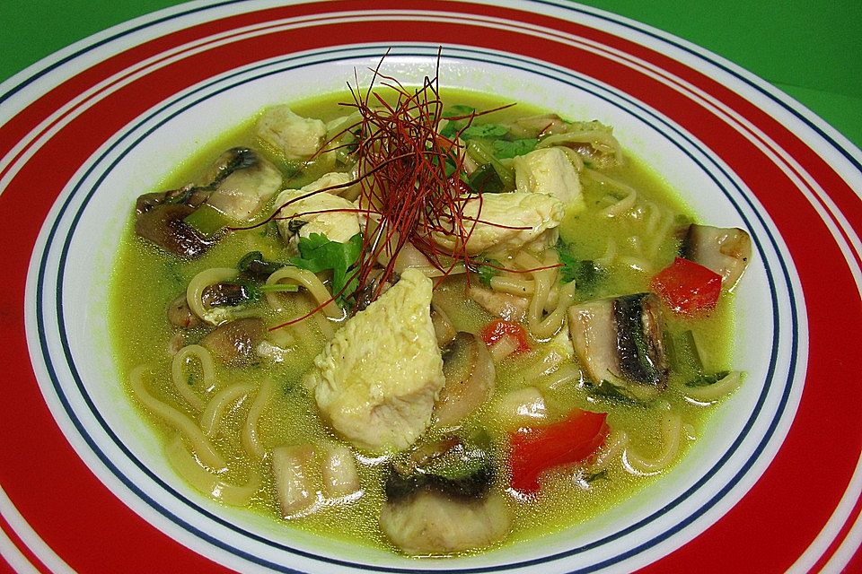 Pikante Thai-Suppe mit Kokos und Hühnchen