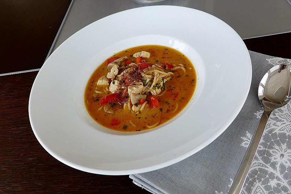 Pikante Thai-Suppe mit Kokos und Hühnchen