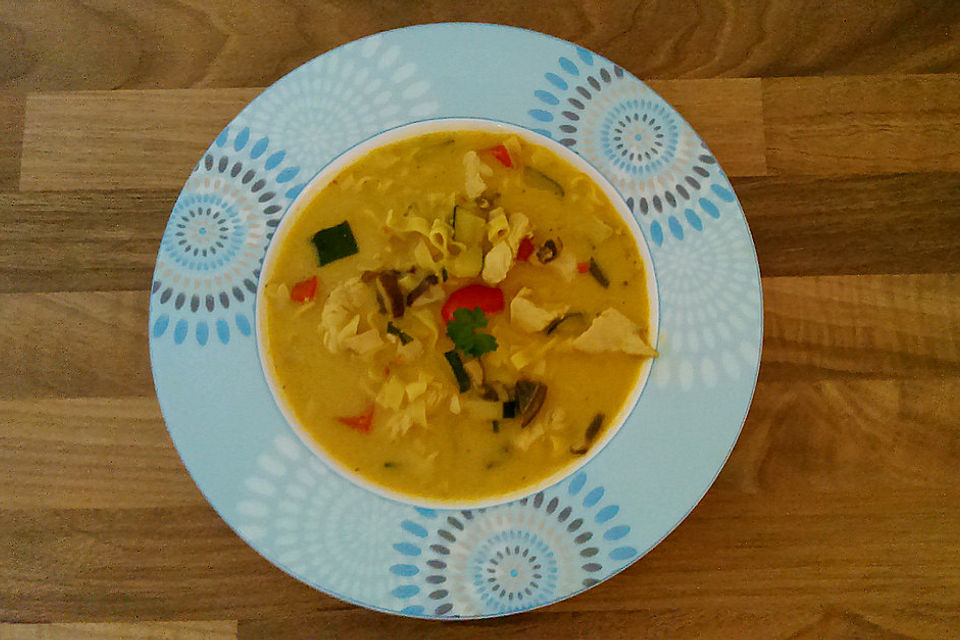 Pikante Thai-Suppe mit Kokos und Hühnchen