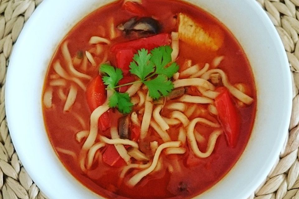 Pikante Thai-Suppe mit Kokos und Hühnchen