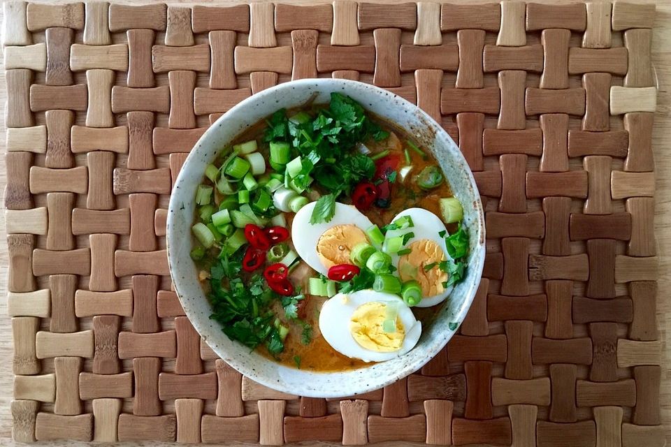 Pikante Thai-Suppe mit Kokos und Hühnchen