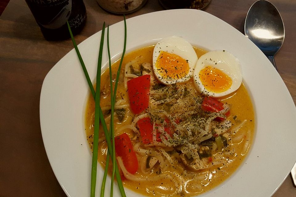 Pikante Thai-Suppe mit Kokos und Hühnchen