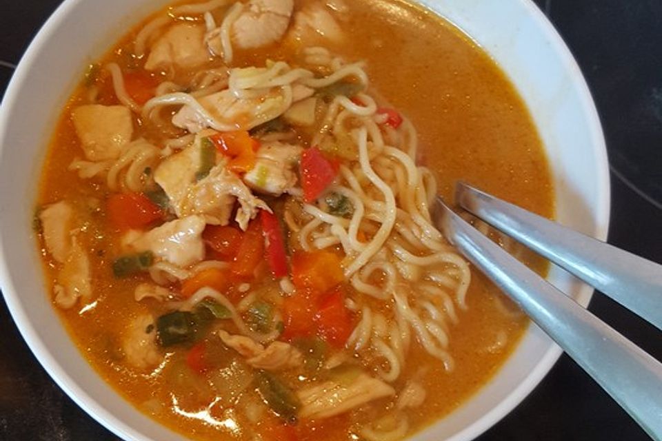 Pikante Thai-Suppe mit Kokos und Hühnchen