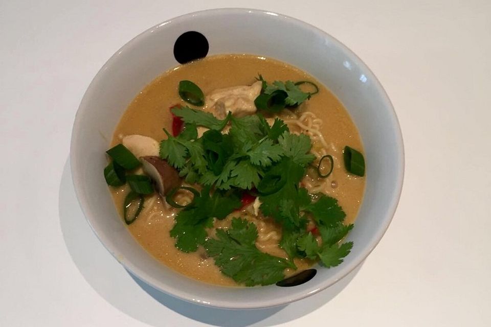 Pikante Thai-Suppe mit Kokos und Hühnchen