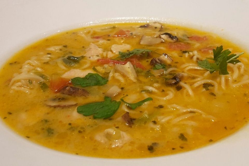 Pikante Thai-Suppe mit Kokos und Hühnchen