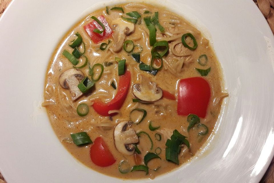 Pikante Thai-Suppe mit Kokos und Hühnchen