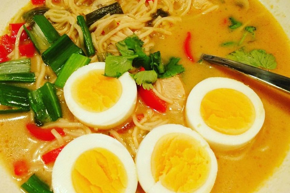 Pikante Thai-Suppe mit Kokos und Hühnchen