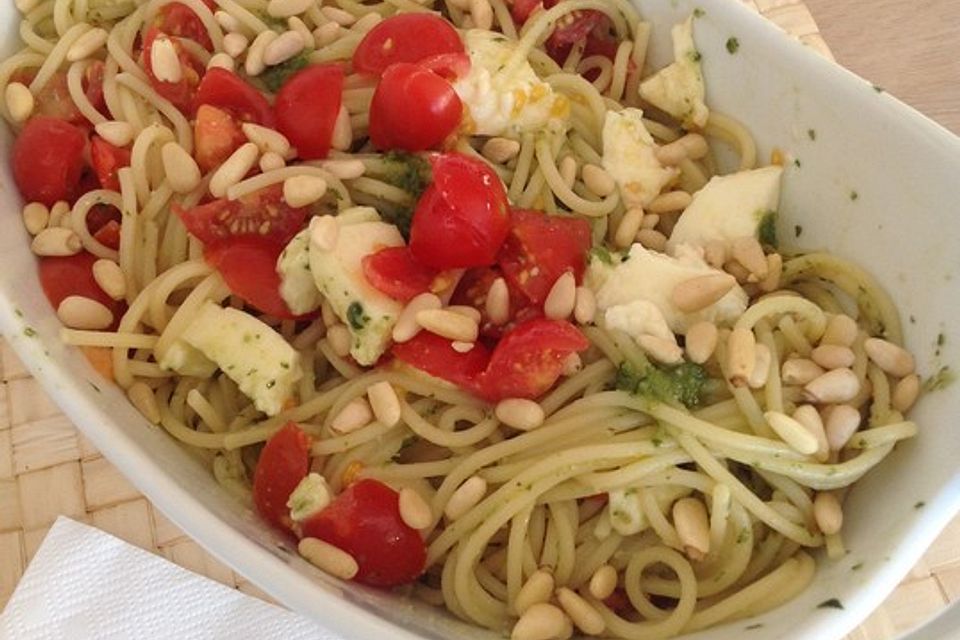 Spaghetti mit grünem Pesto und Tomaten