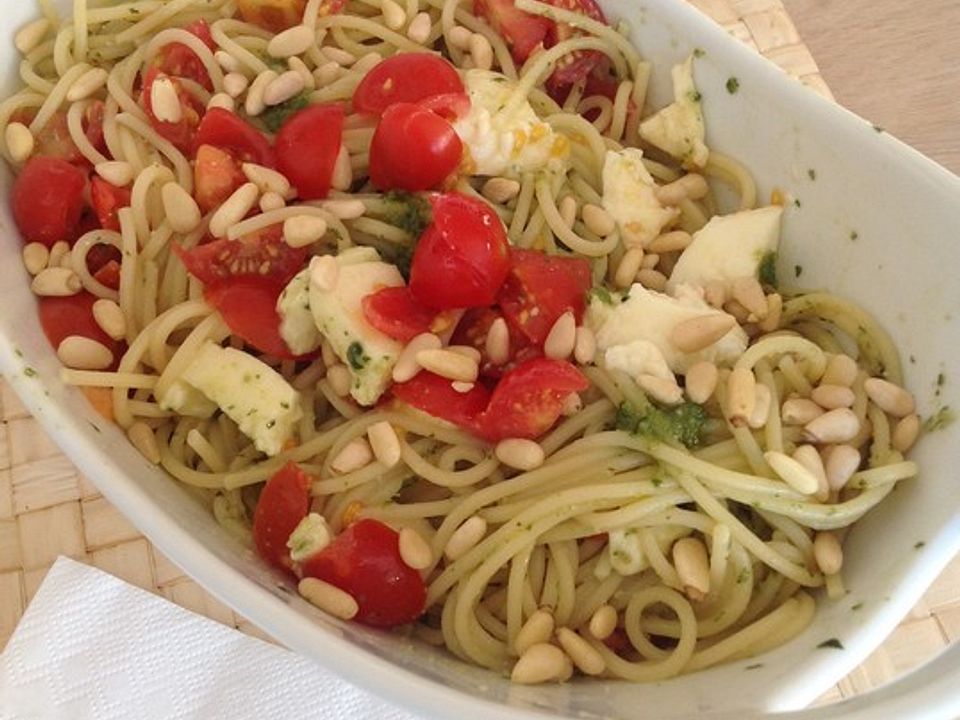 Spaghetti mit grünem Pesto und Tomaten - Kochen Gut | kochengut.de