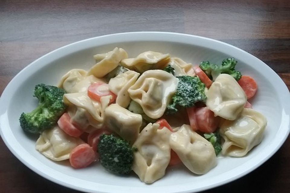 Tortelloni in Käsesahnesoße