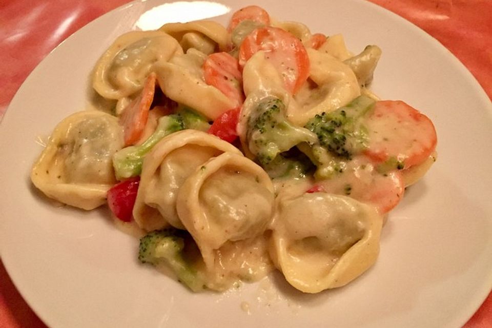 Tortelloni in Käsesahnesoße