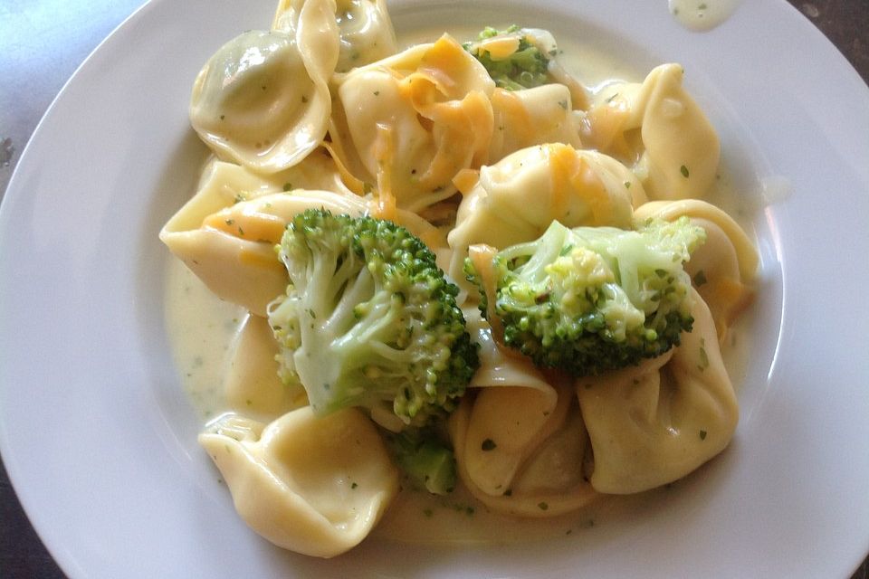 Tortelloni in Käsesahnesoße