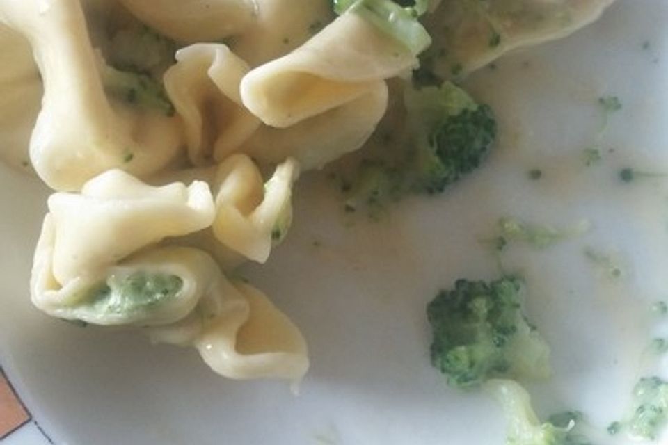 Tortelloni in Käsesahnesoße