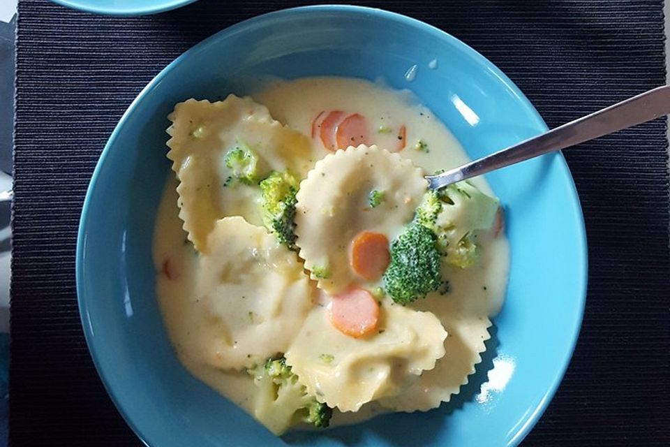 Tortelloni in Käsesahnesoße