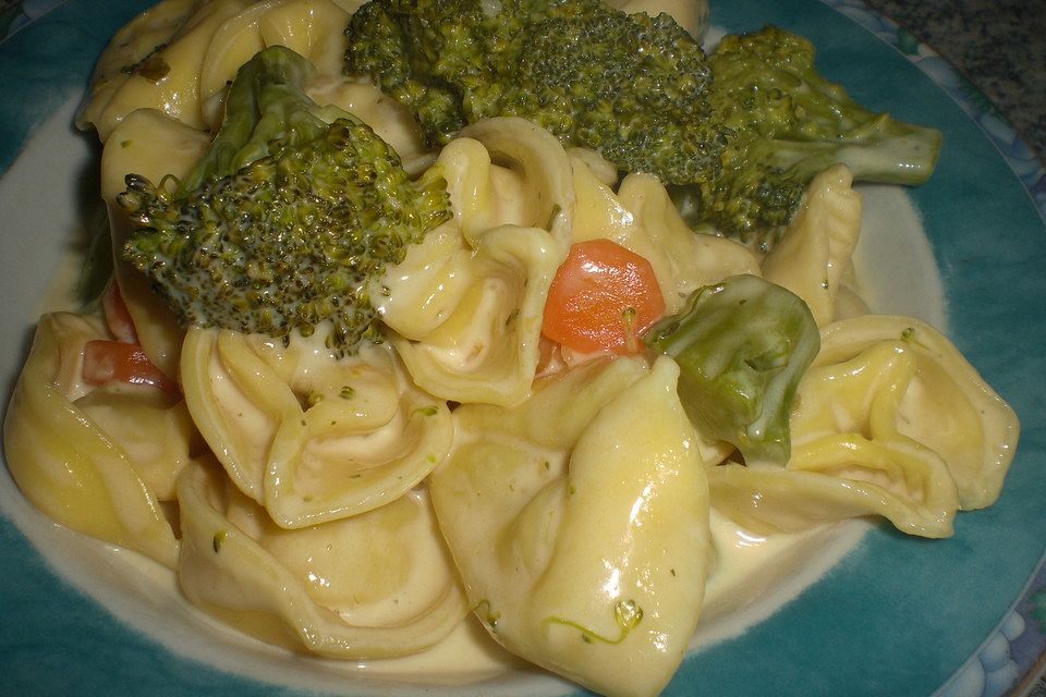 Tortelloni in Käsesahnesoße