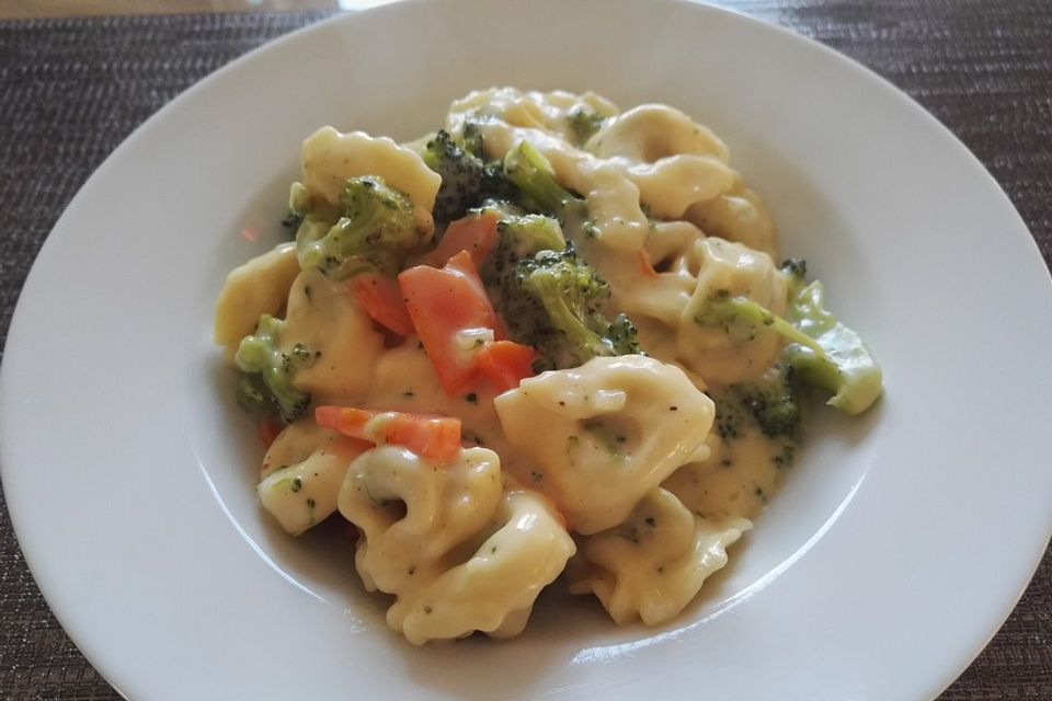 Tortelloni in Käsesahnesoße