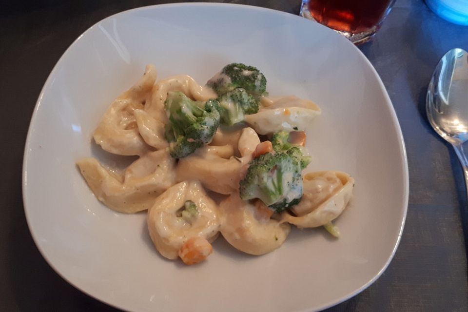 Tortelloni in Käsesahnesoße