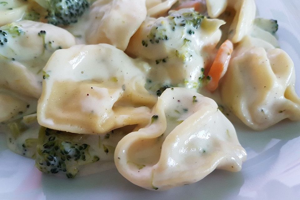 Tortelloni in Käsesahnesoße