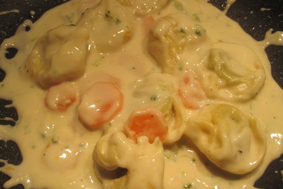 Tortelloni in Käsesahnesoße