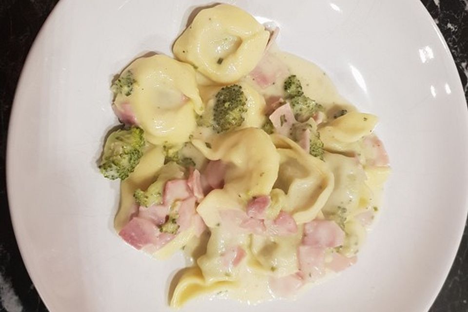 Tortelloni in Käsesahnesoße