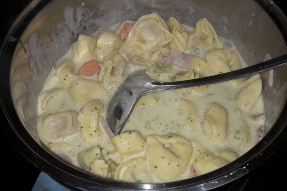 Tortelloni in Käsesahnesoße